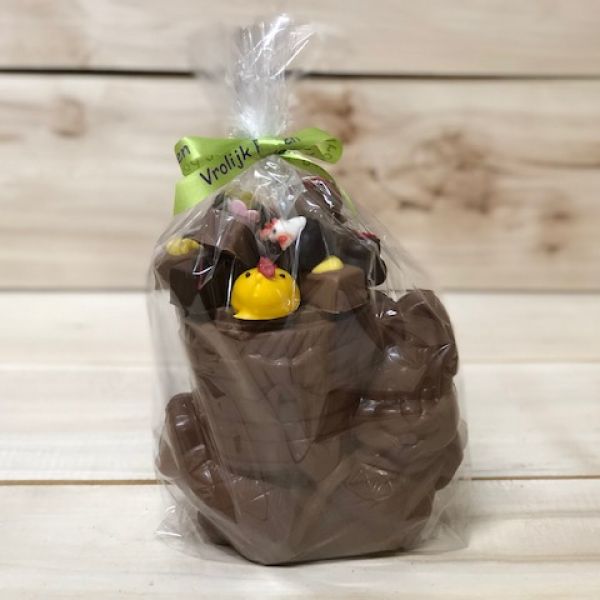 Haas met mand gevuld met bonbons